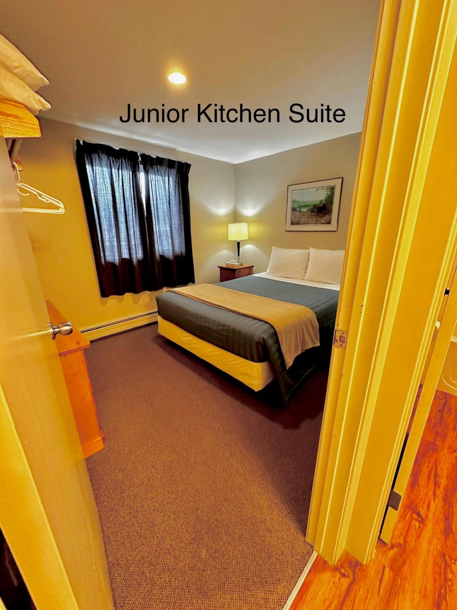 West Coast Motel On The Harbour Ucluelet Bagian luar foto