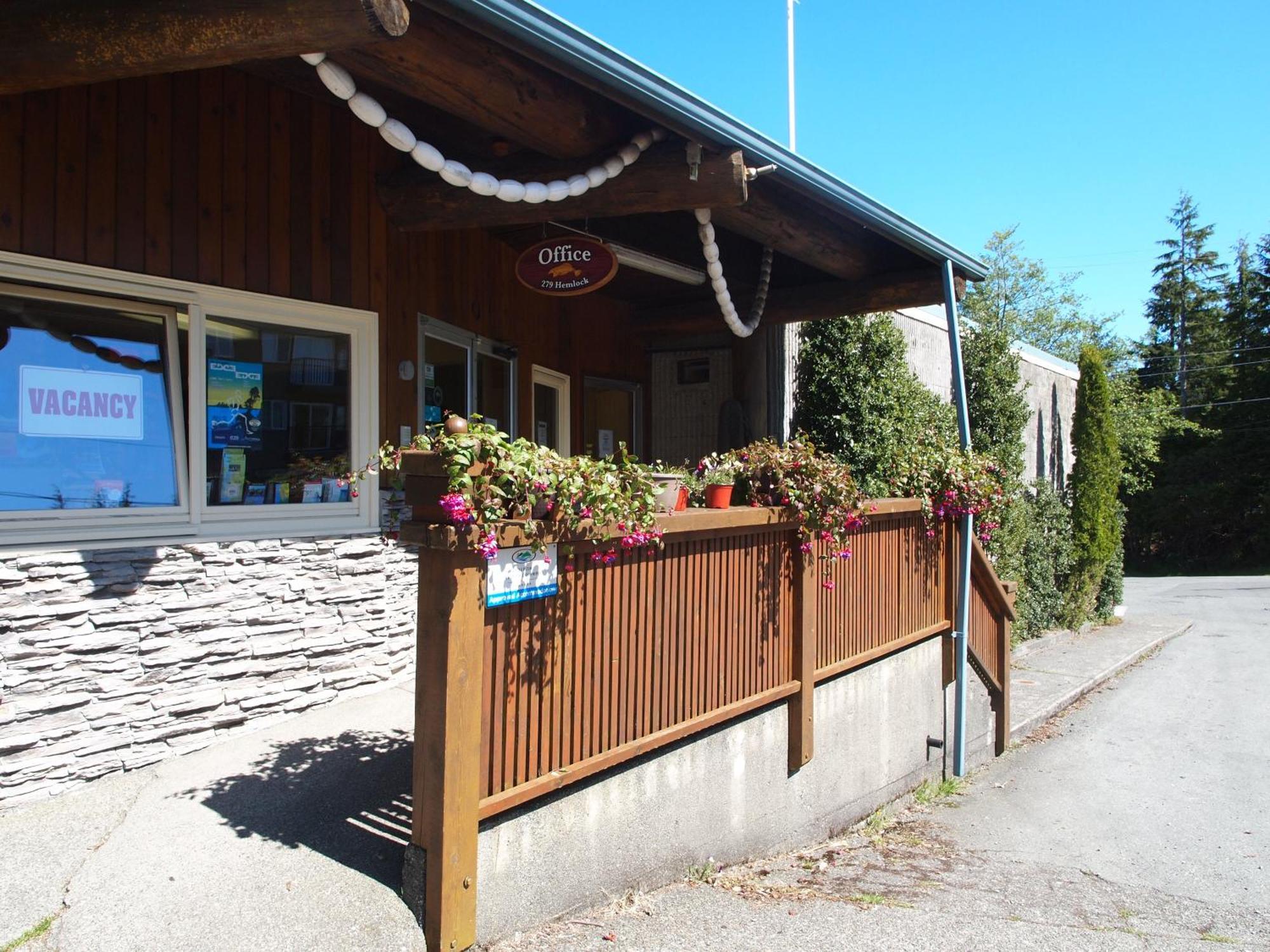 West Coast Motel On The Harbour Ucluelet Bagian luar foto