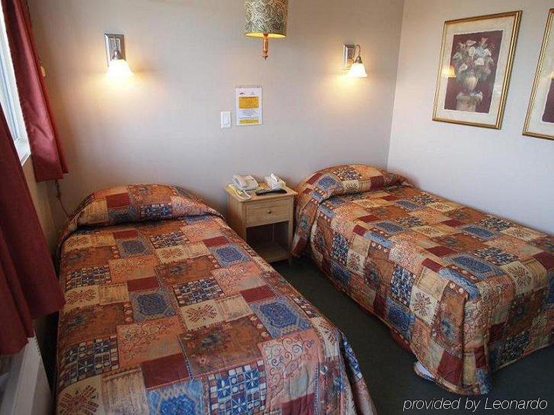 West Coast Motel On The Harbour Ucluelet Bagian luar foto