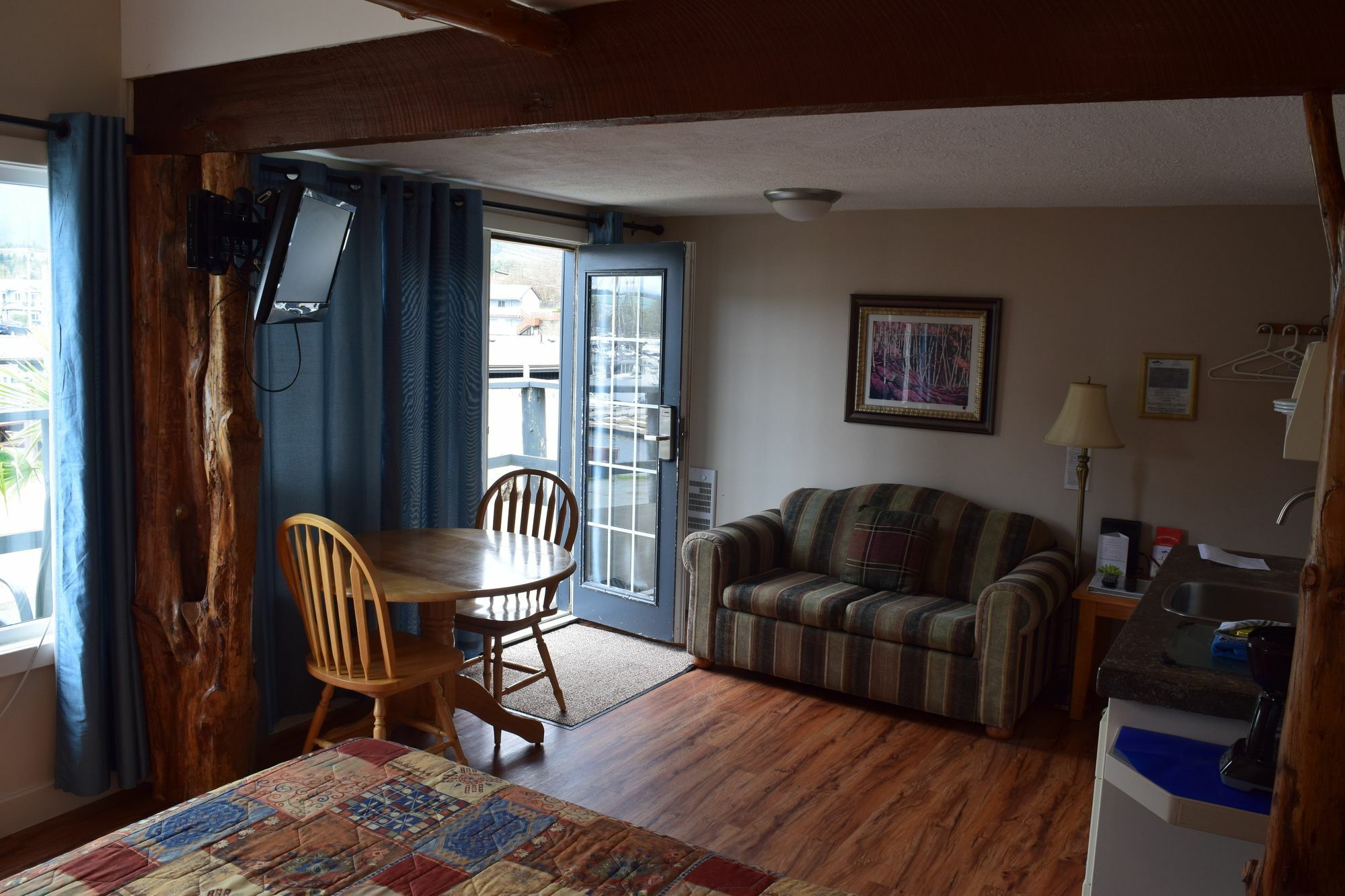 West Coast Motel On The Harbour Ucluelet Bagian luar foto